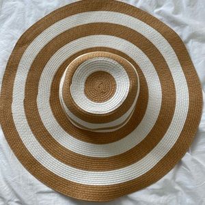 Big striped beach hat